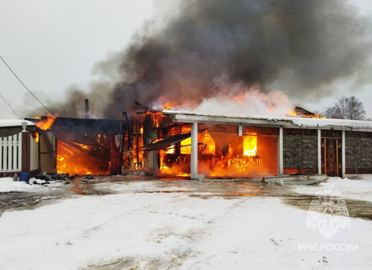 Во время крупного пожара в Пестяковском районе взорвались газовые баллоны и бочки с горючим