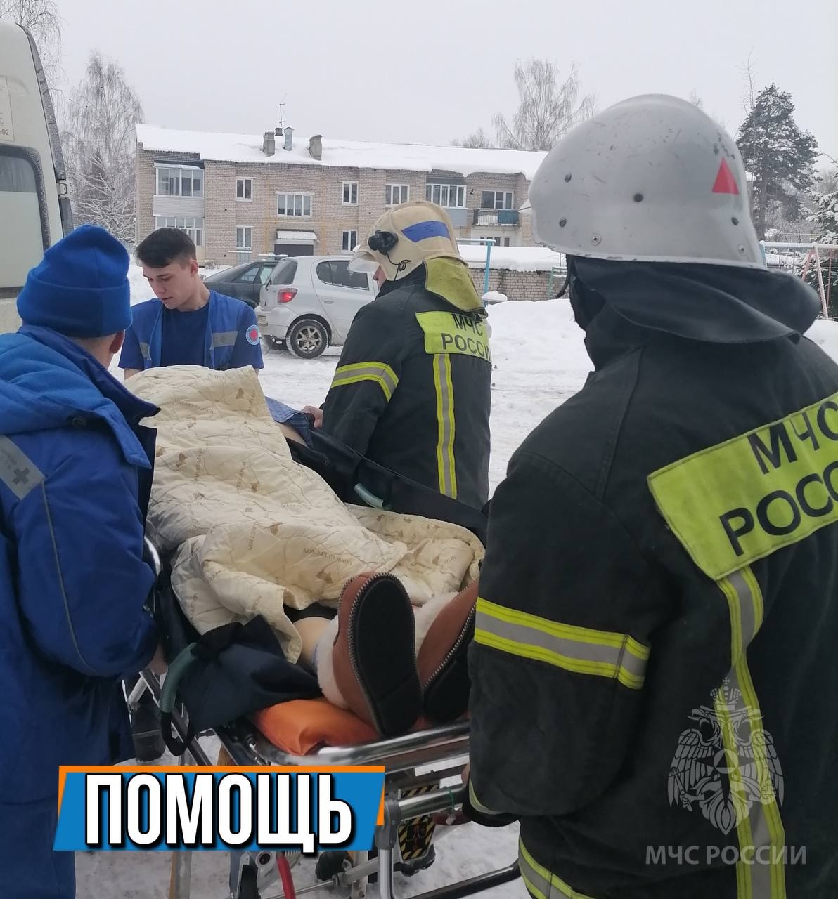 Спасатели в Заволжске помогли врачам спустить носилки с пациентом