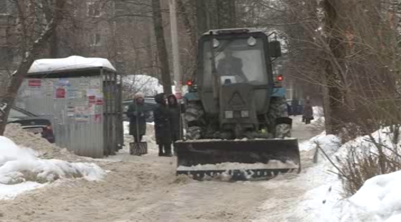 Ивановские коммунальщики продолжают освобождать областной центр из ледяного плена