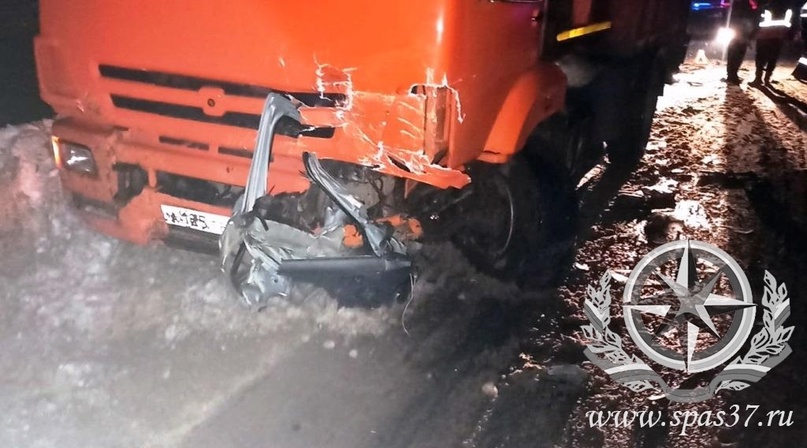 В ДТП с легковушкой и "Камазом" в Ивановской области погиб водитель