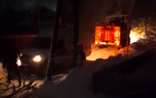 Пожарные в Ивановской области помогли двум застрявшим на дороге машинам "скорой"