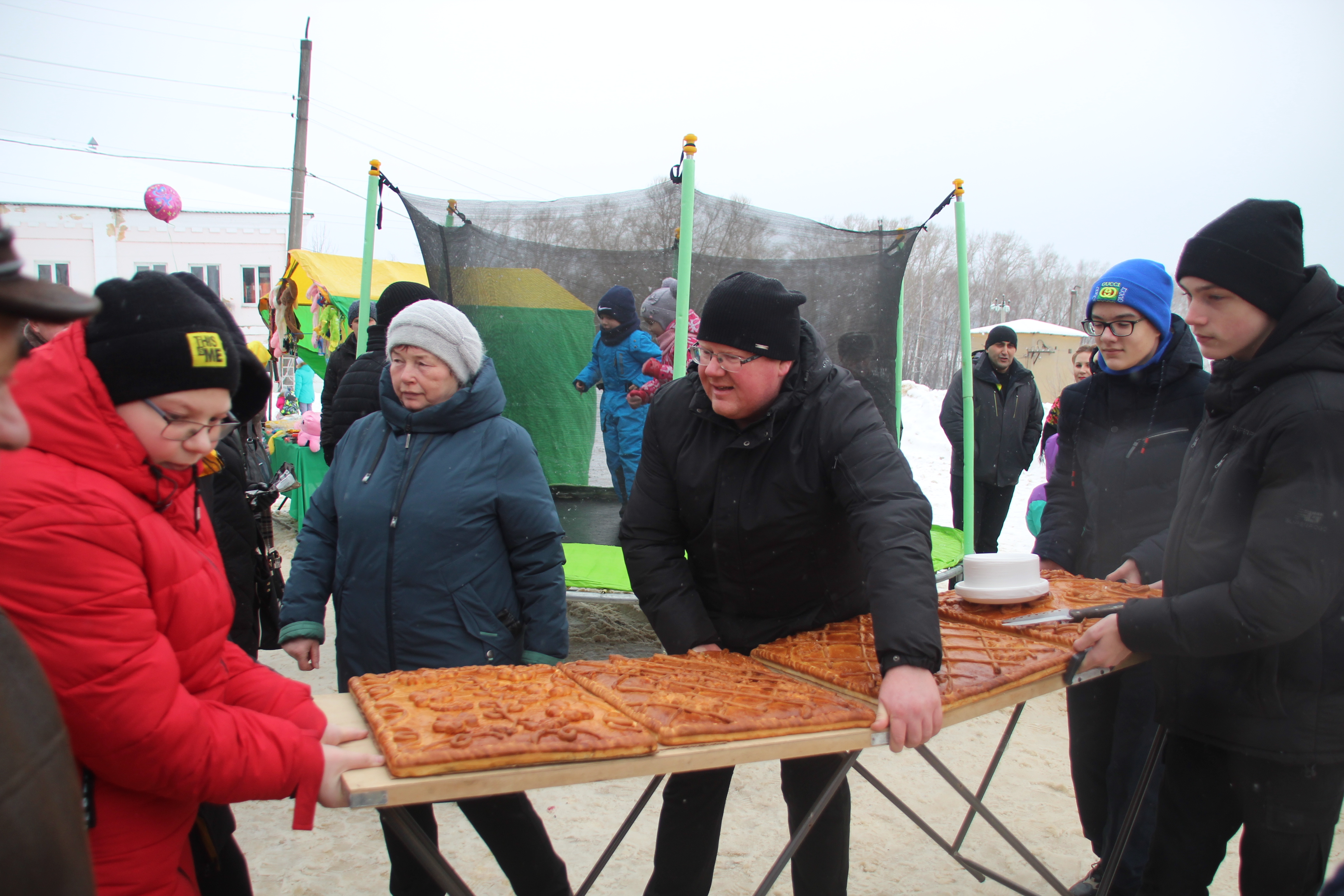 В Ивановской области для праздника испекли шестиметровый пирог с капустой