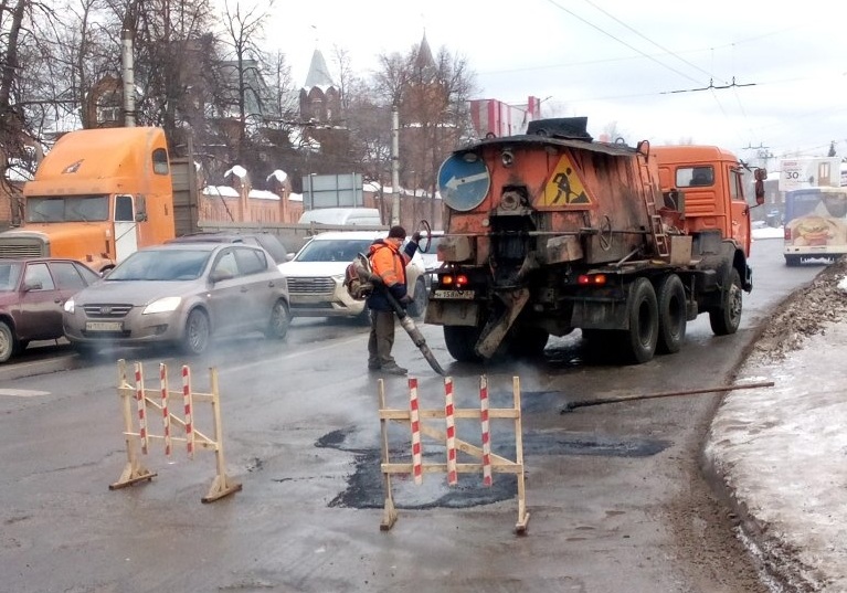 Ивановские дороги продолжают латать жидким асфальтом