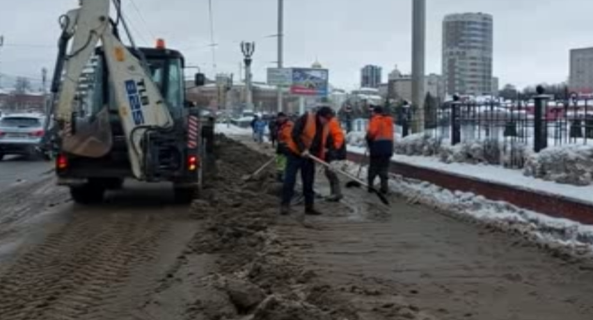 Ивановские коммунальщики продолжают освобождать город из снежного и ледяного плена