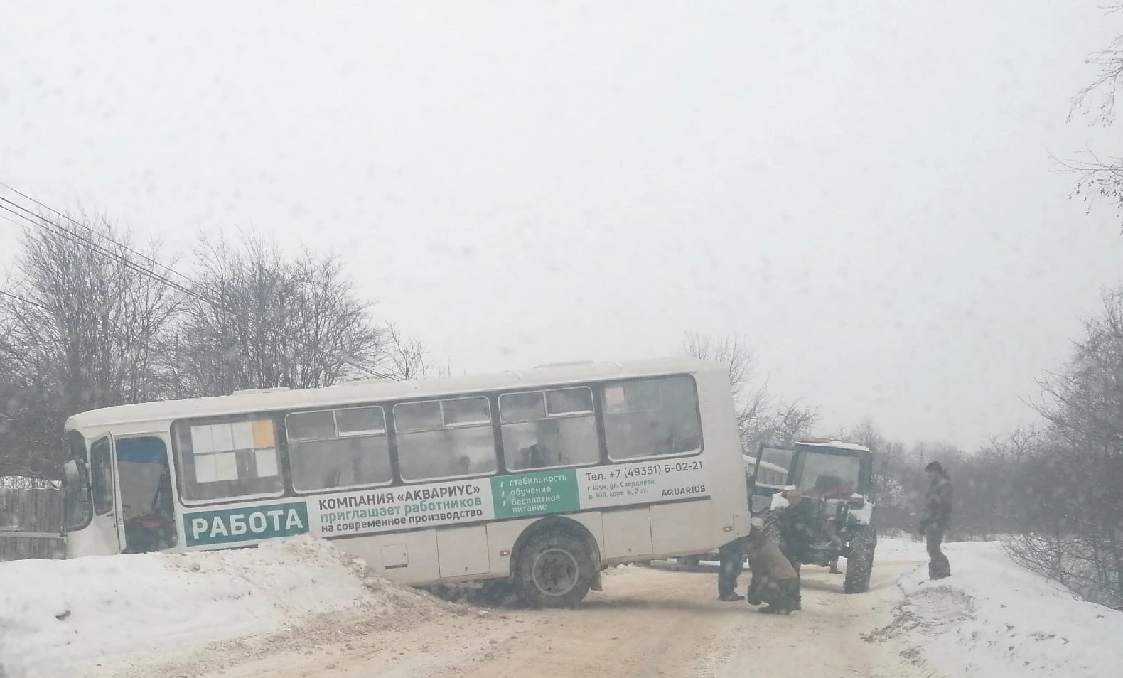 В Шуе автобус влетел в снежный навал