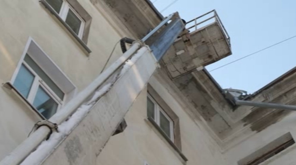 Карниз крыши дома №46 по улице Кузнецова в Иванове разрушается из-за трещин