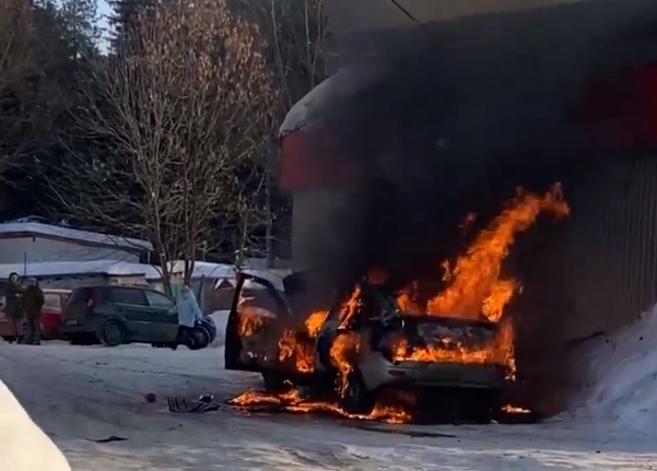 У магазина в Иванове сгорел автомобиль
