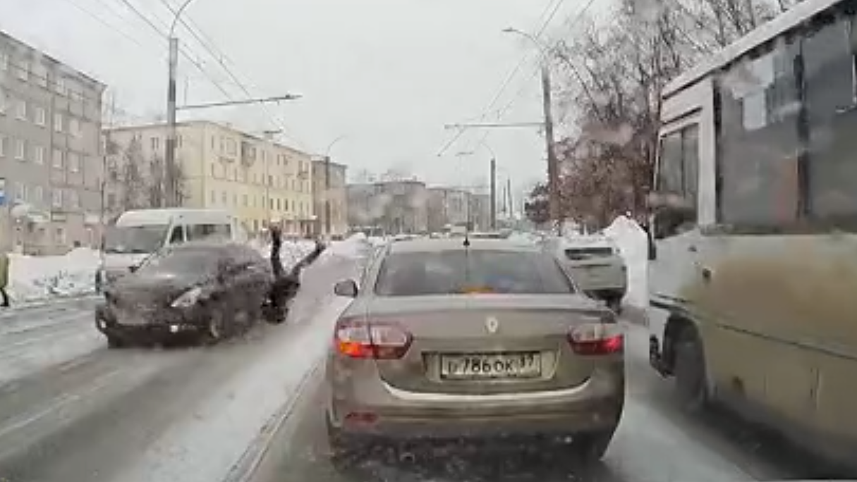 Ребенок в Иванове попал под колеса иномарки (видео)