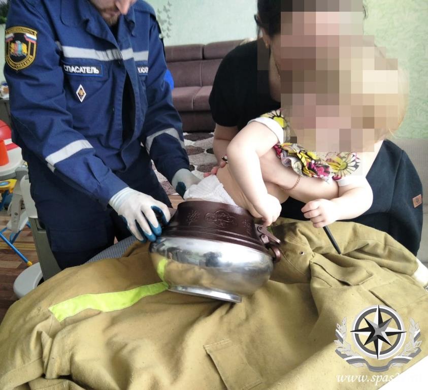 Ивановские спасатели вызволяли годовалую девочку из казана (видео)