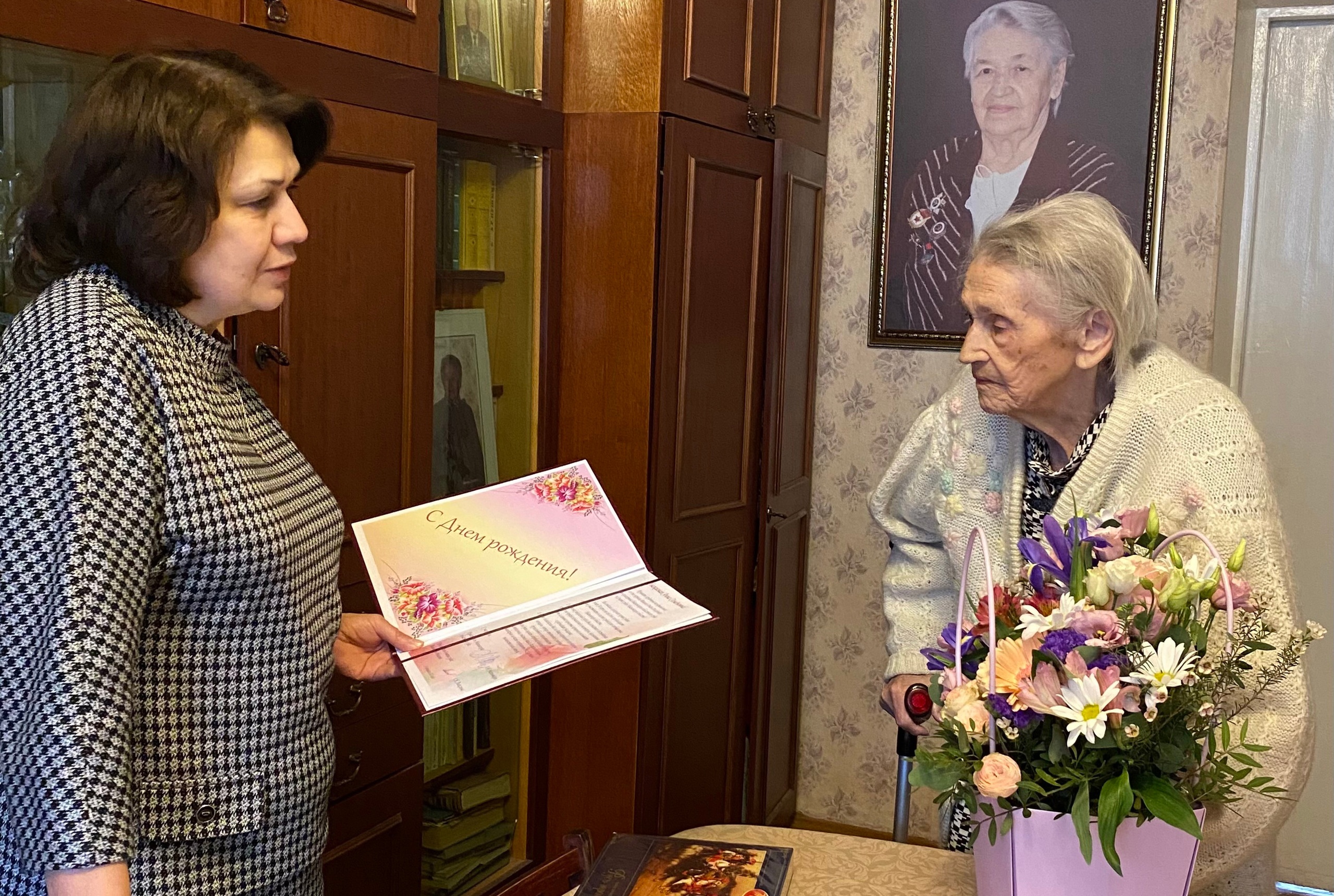 Старейшую судью Ивановской области поздравили с весенним праздником