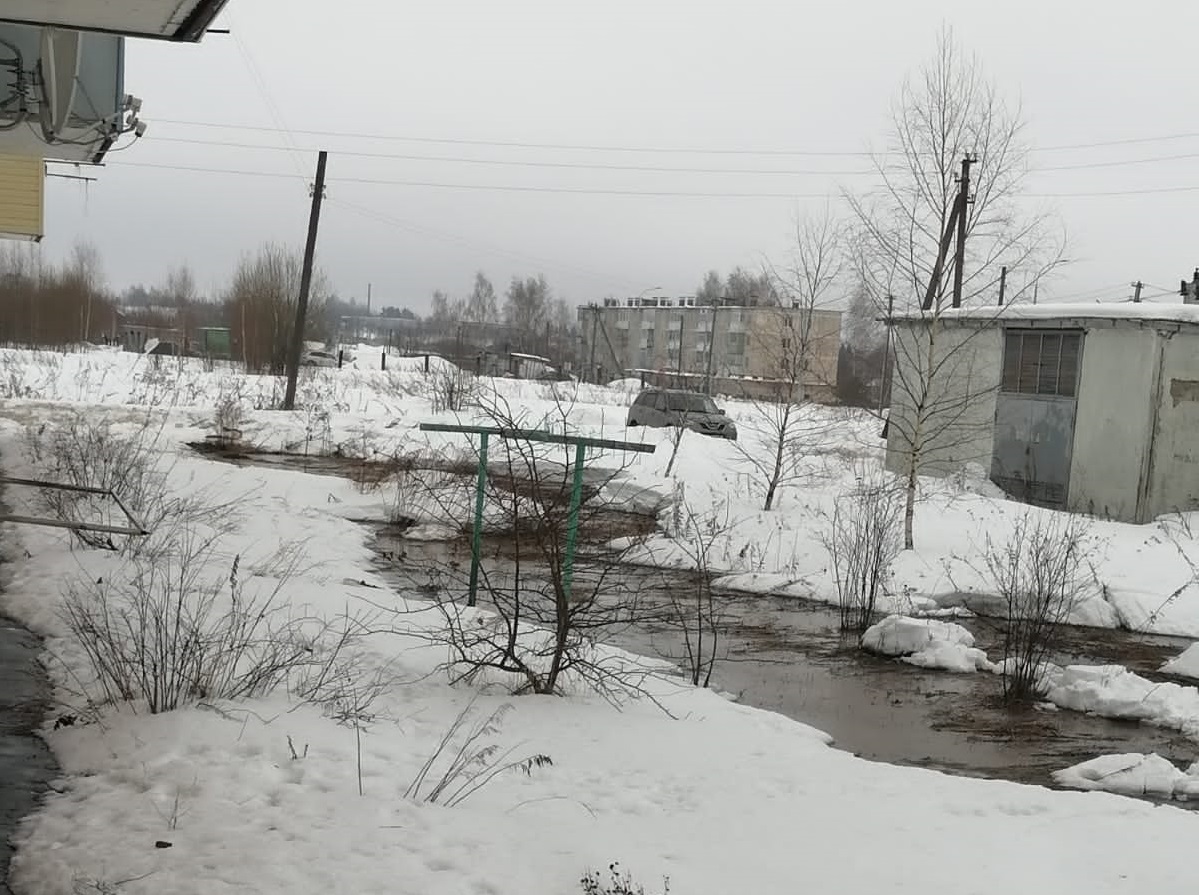 В селе Китово Шуйского района из-за прорыва водопровода затопило подвал многоэтажки (видео)