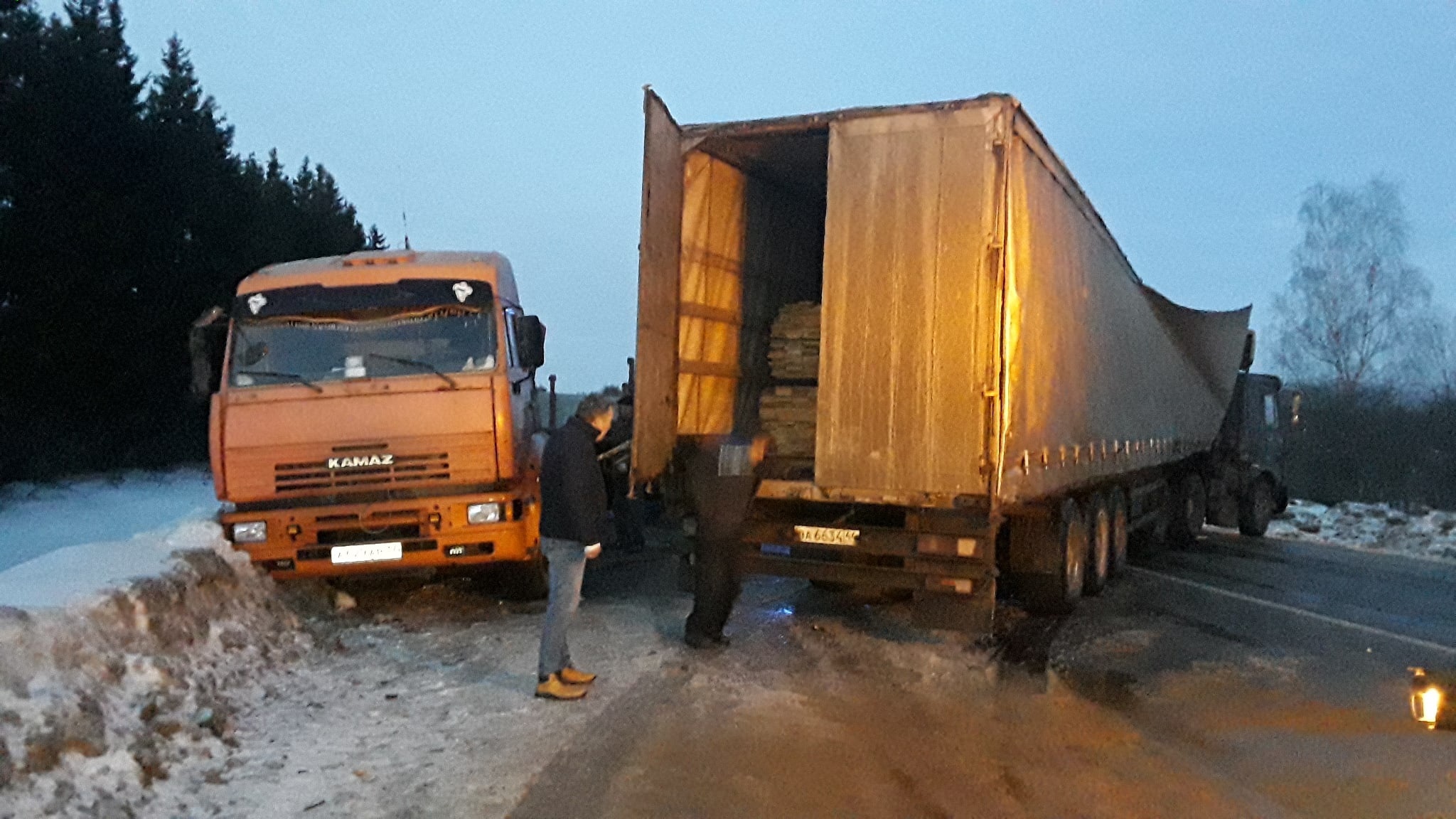 18-летний водитель иномарки обесточил часть села в Ивановской области и спровоцировал ДТП с фурами
