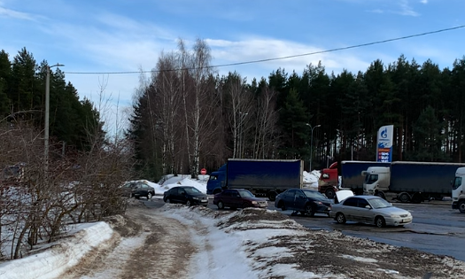Сразу пять машин пробили колеса после попадания в яму в Иванове (видео)