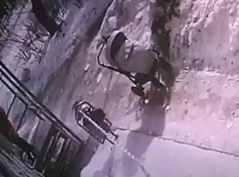 Падение наледи на коляску с младенцем Фурманове попало на камеру видеонаблюдения