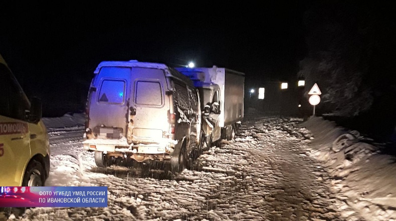При столкновении двух автомобилей в Ивановской области пострадали 4 человека
