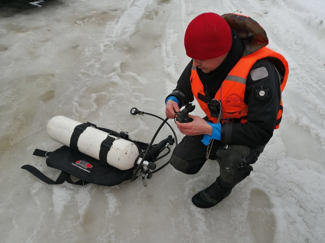 Ивановские водолазы участвовали в поисках провалившихся под лед на Волге в Ярославской области людей