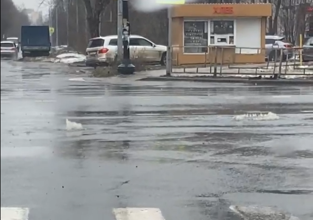 На одном из проспектов Иванова вода бьет из под асфальта через крышки люков (видео)