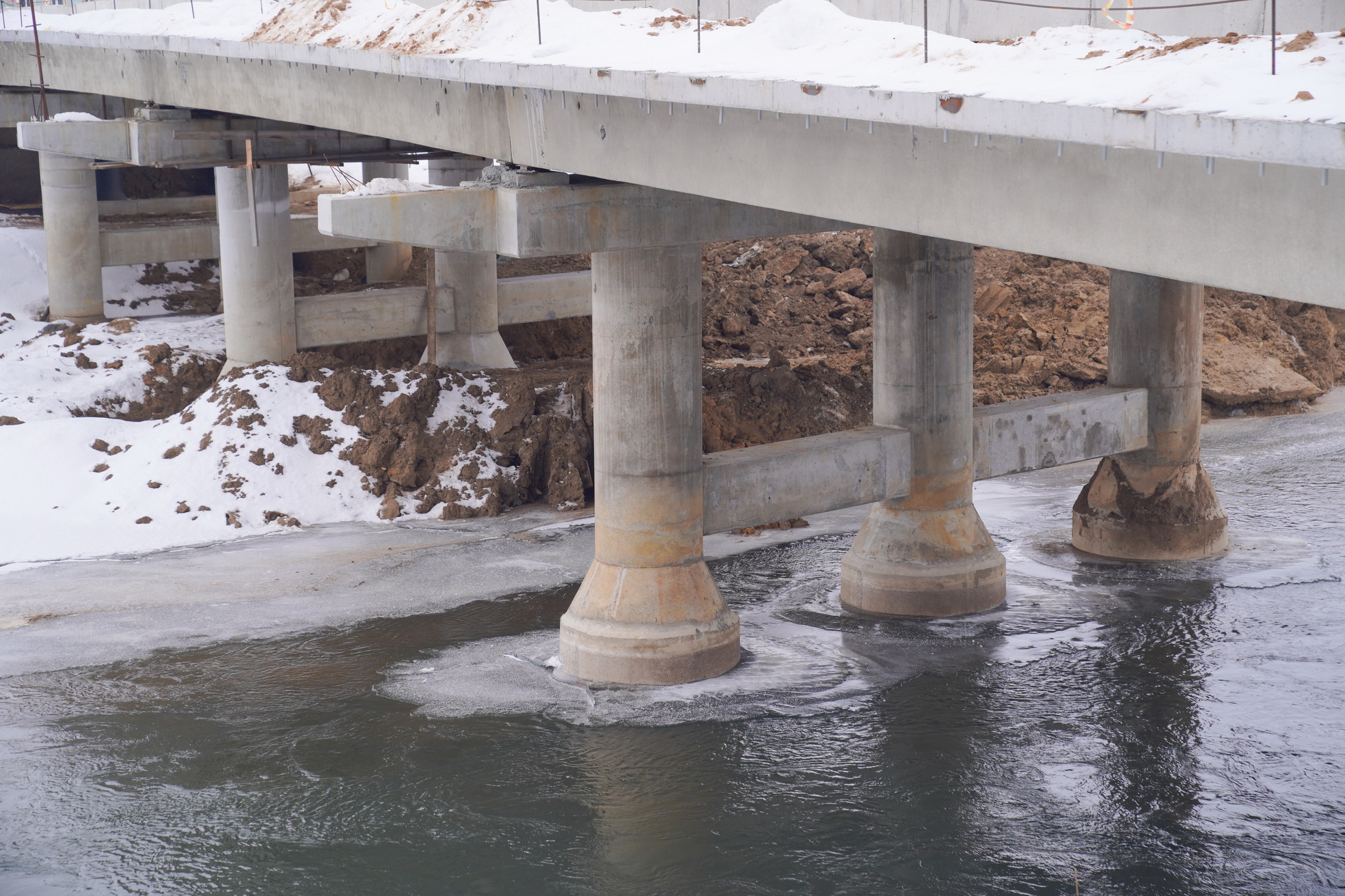 Движение транспорта по новому железобетонному мосту через реку Теза в Холуе закроют