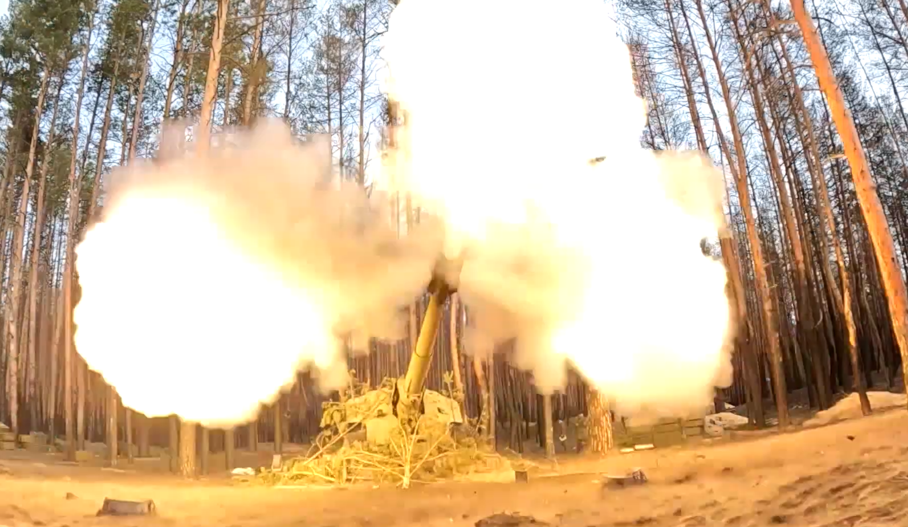Бойцы ВДВ из Ивановской области уничтожают силы и укрепления ВСУ гаубицами Д-20 (видео)