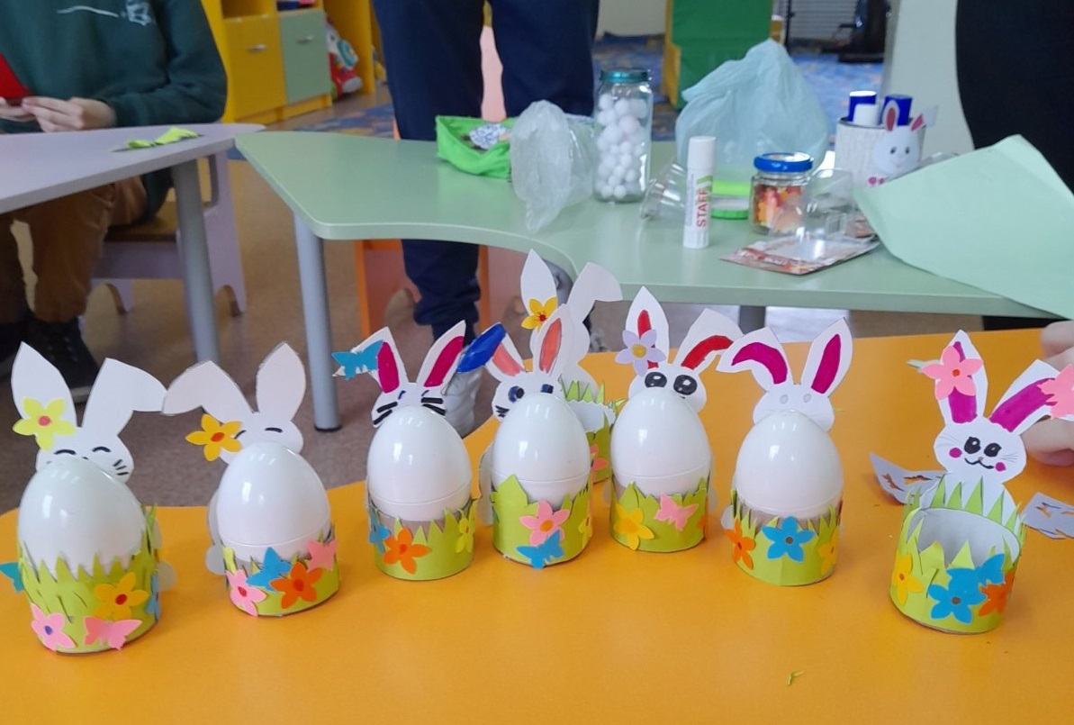 Дети беженцев в Иванове учатся делать пасхальные сувениры