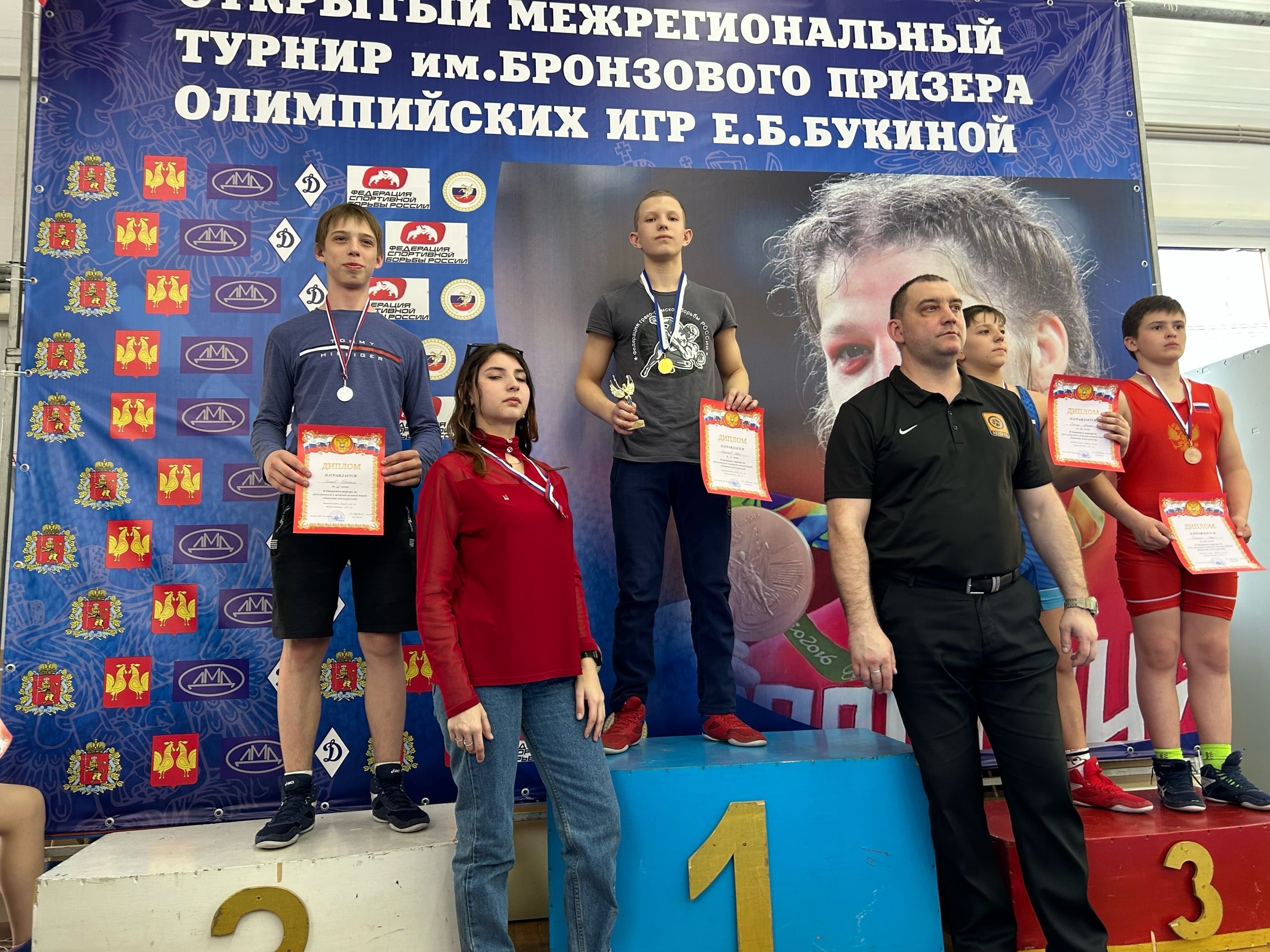 Ивановская область борьба. Греко римская борьба новосибирск. Абачараев греко римсякая. Первенство греко римская борьба глухих. Зал борьбы в эртиле.