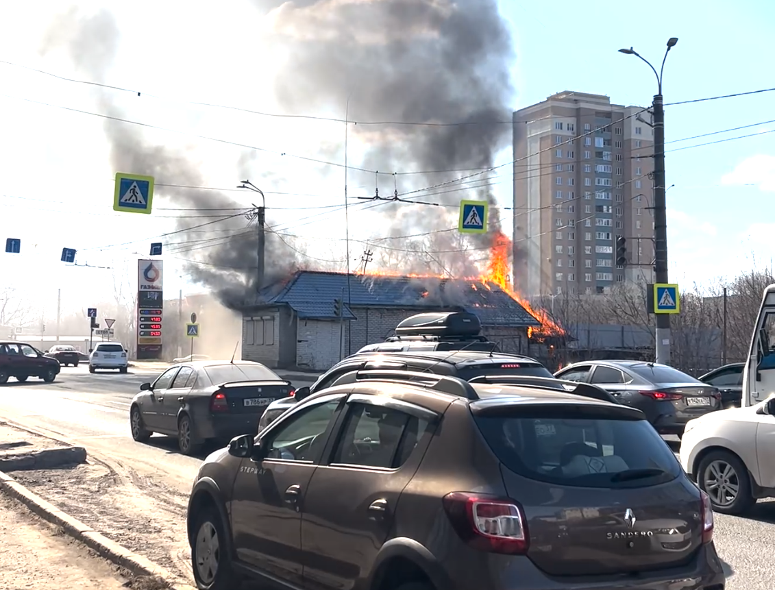 На улице Почтовой в Иванове загорелось здание рядом с заправочной станцией