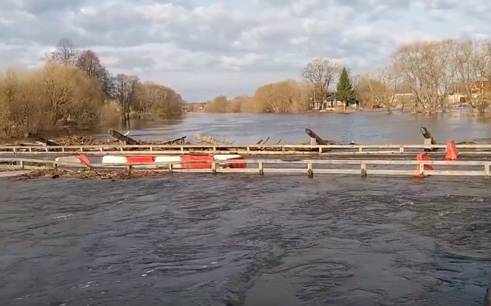Мост в Холуе Ивановской области освободился от воды