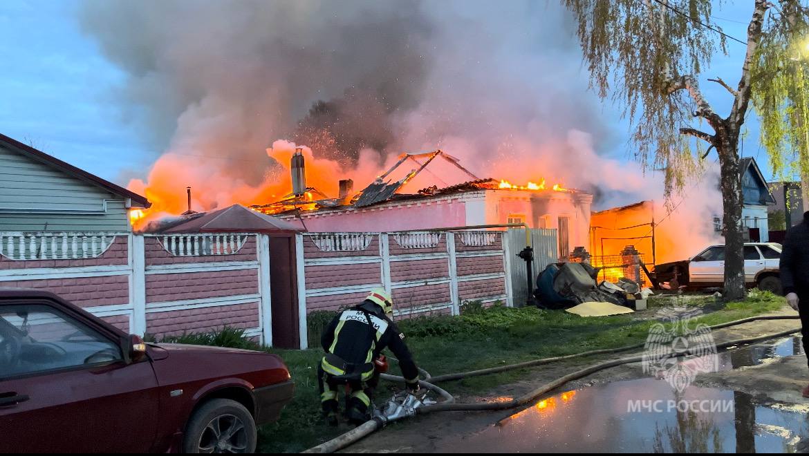 Дом и гараж сгорели накануне в Иванове в микрорайоне Авдотьино