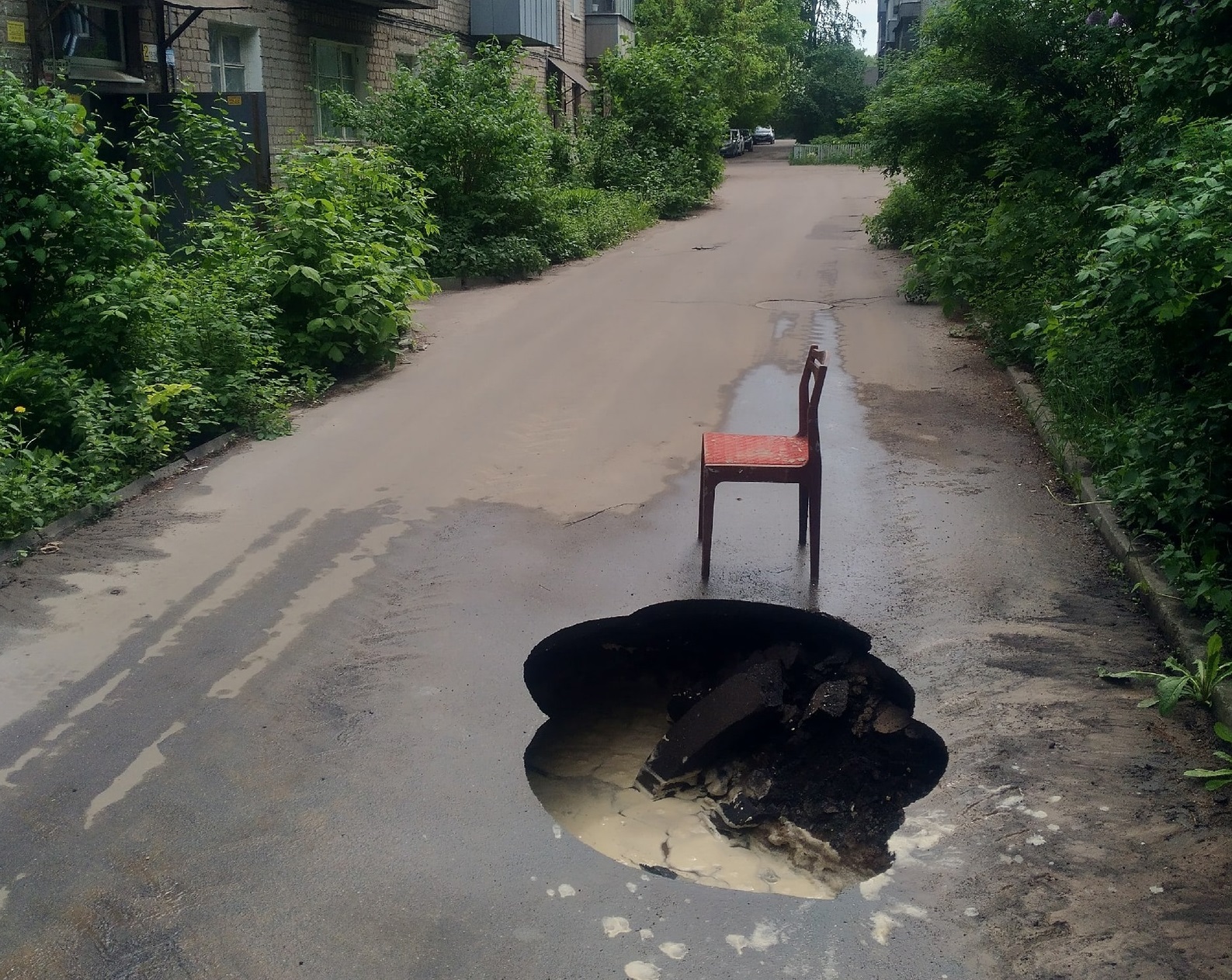 Во дворе дома на улице Ташкентская в Иванове провалился асфальт