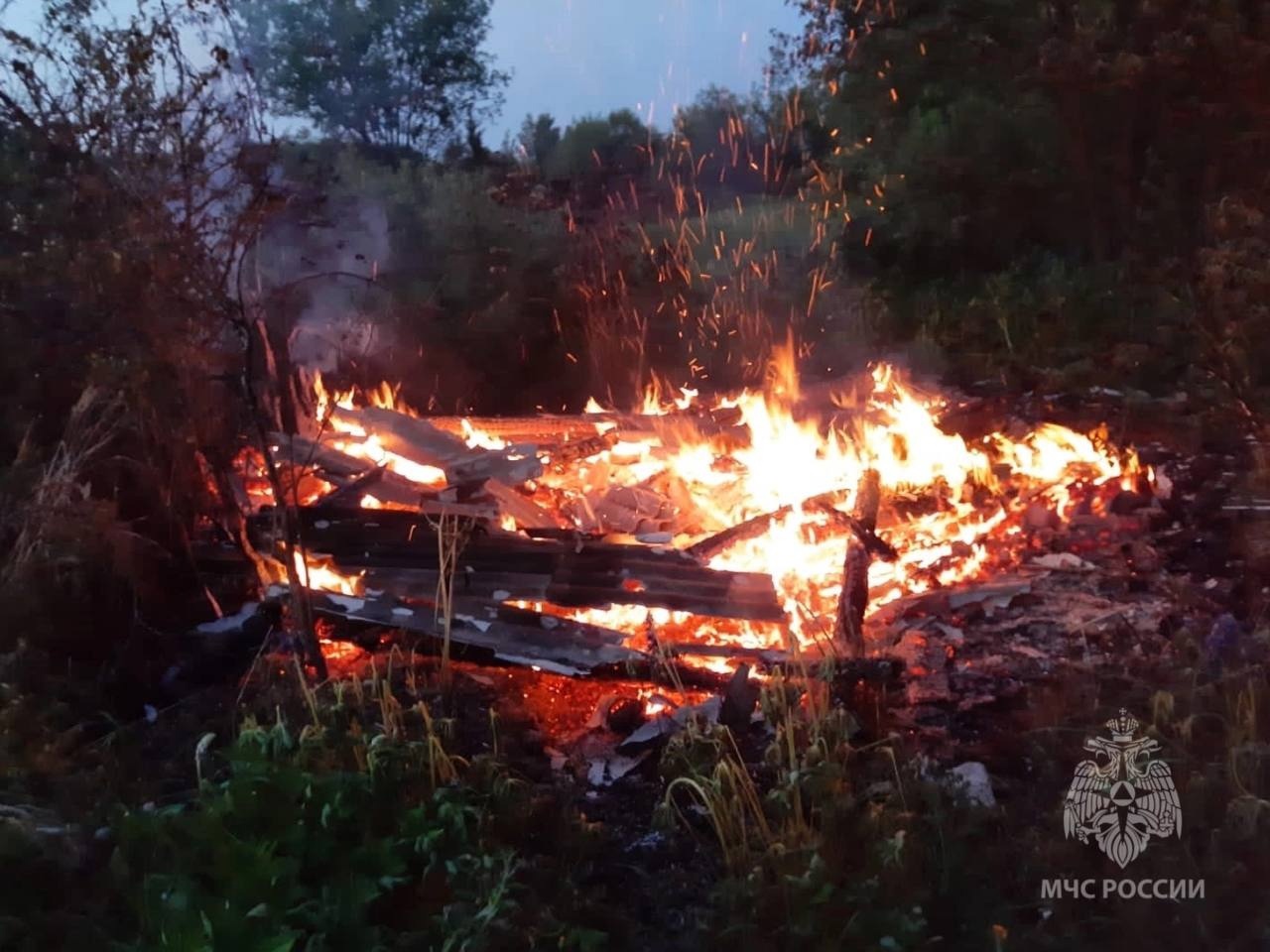 Пожарные в Вичуге дважды за сутки тушили объекты на одной улице