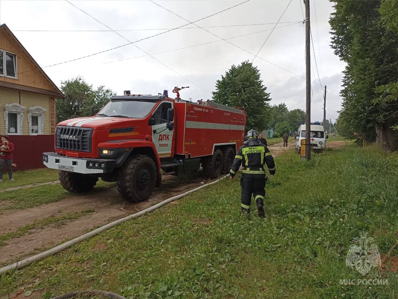 Пустующий после смертельного пожара дом в Палехе вновь охватил огонь