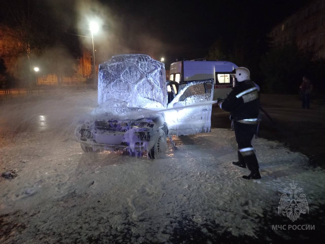Пожарные в Ивановской области спасли мужчину из горящего автомобиля