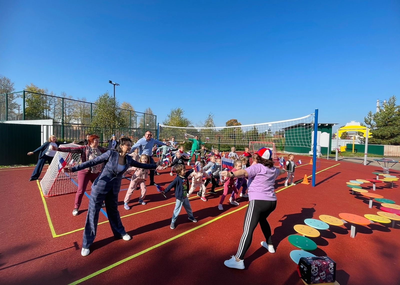 В детском саду "Ромашка" в Лежневе открыли спортивную игровую площадку 
