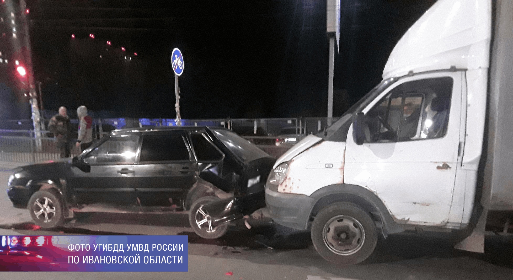 При столкновении легковушки и грузовика в Иванове пострадали 2 человека