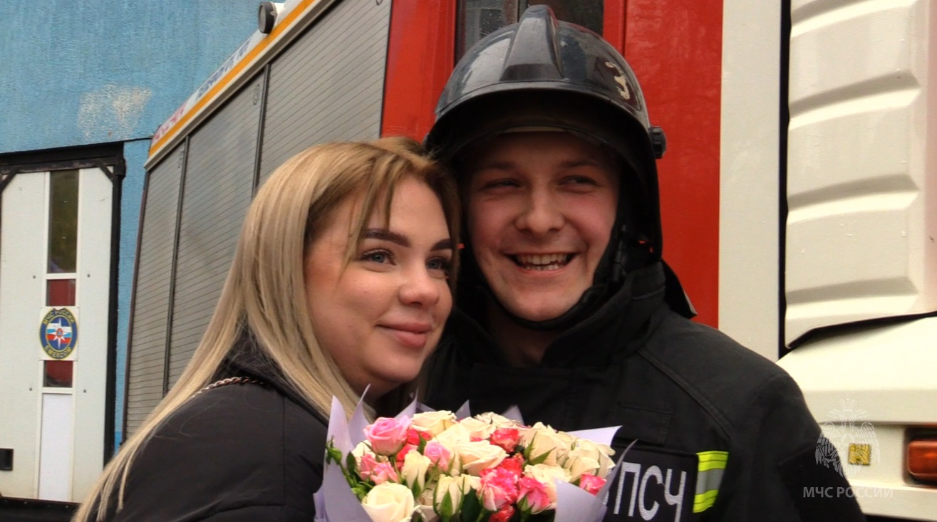 Пожарный из Иванова сделал необычное предложение руки и сердца своей девушке