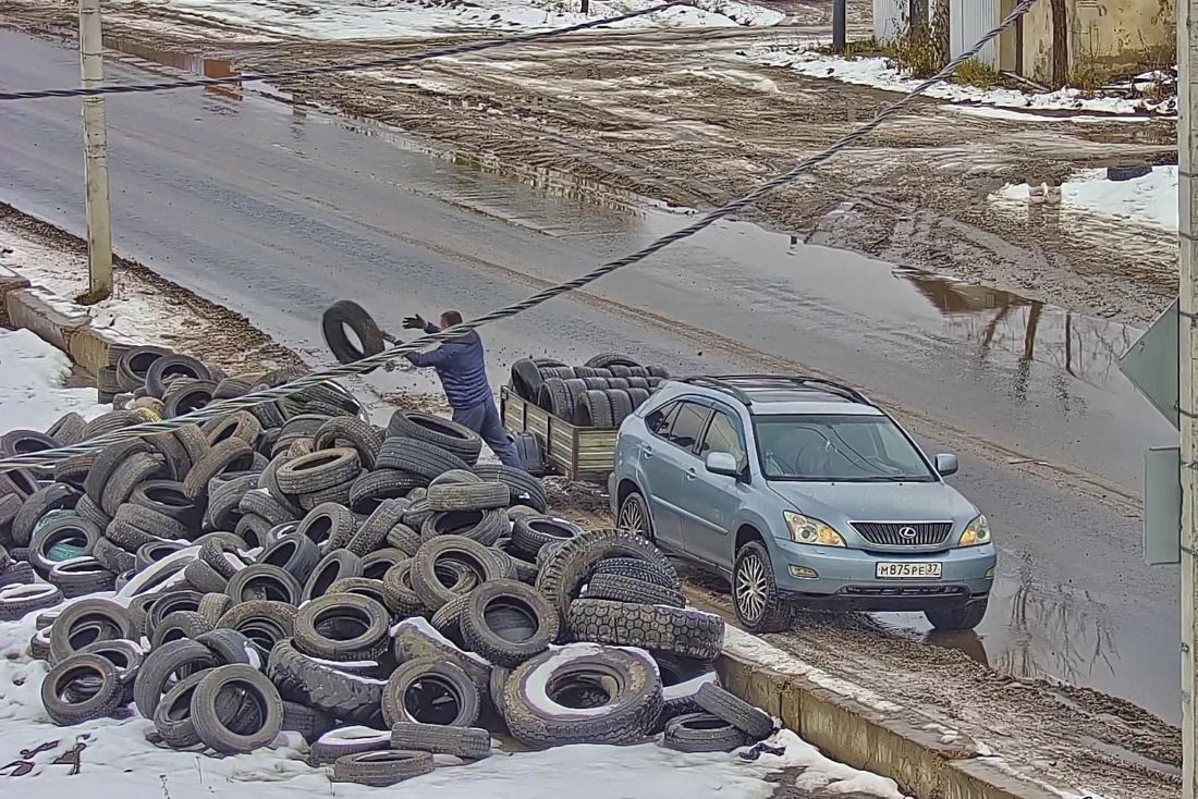 Жителей, выбрасывающих шины на улице Станкостроителей в Иванове, вычислили по камерам