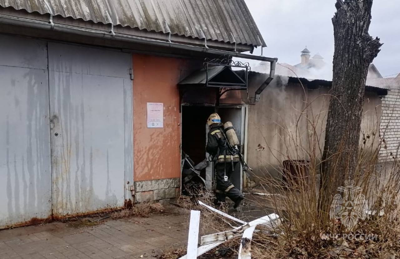 В Шуе спасатели вытащили газовый баллон из горящего помещения