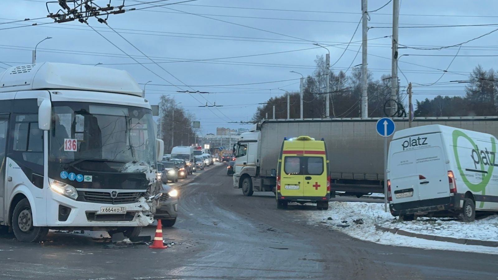 Пассажирский автобус столкнулся с фургоном в Иванове