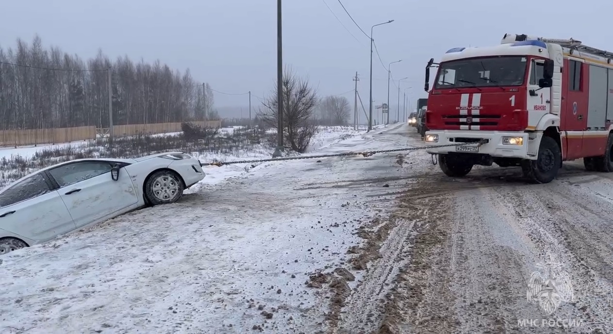Ивановские пожарные, возвращаясь с вызова на ДТП, помогли участникам другой аварии