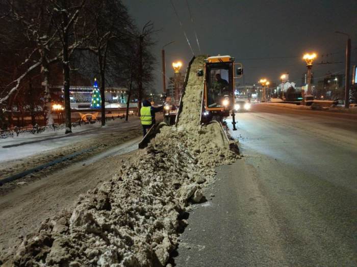 Почти 60 единиц техники чистили Иваново от снега минувшей ночью