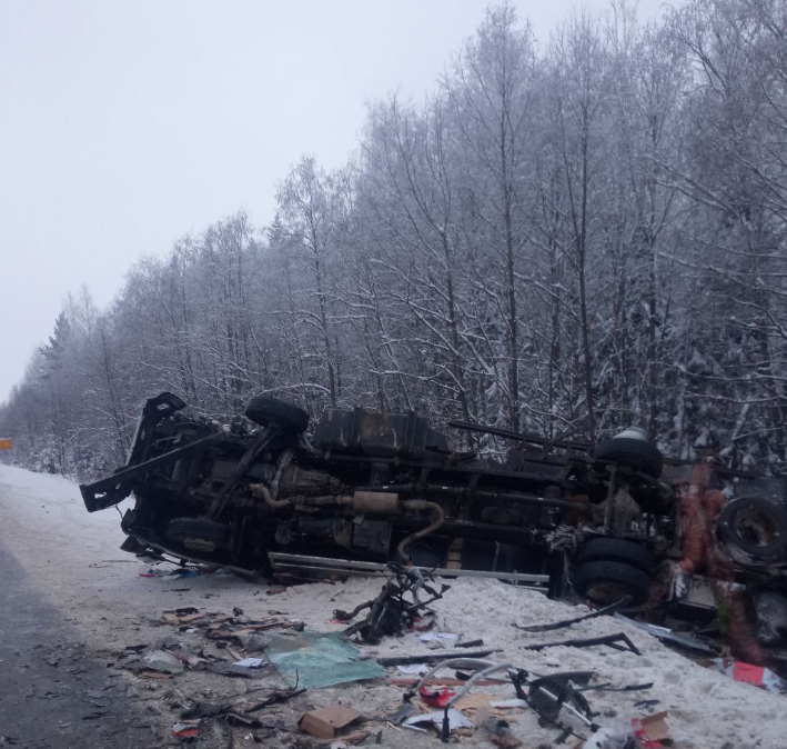 При столкновении грузовых автомобилей в Комсомольском районе погибли 2 человека