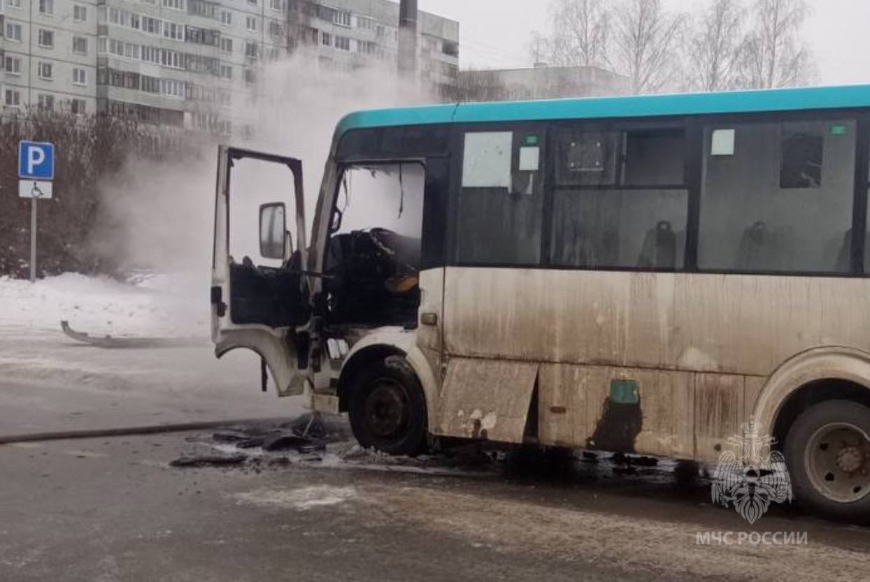 В Иванове в Рождественском микрорайоне загорелся автобус