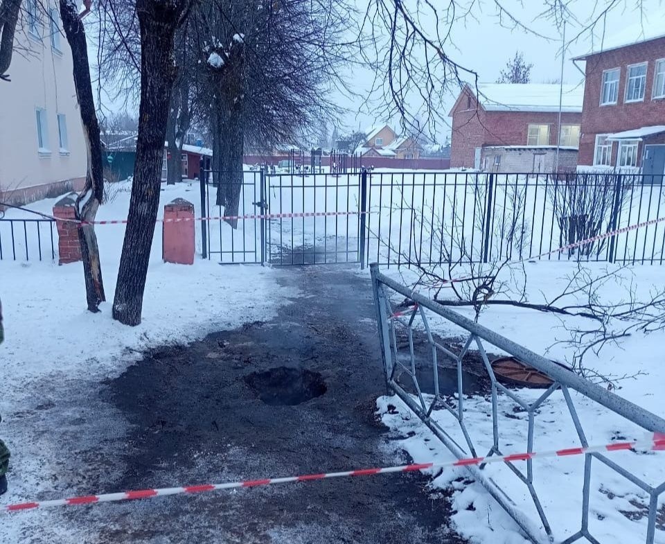 В Юже дети получили ожоги, провалившись в промоину у теплотрассы