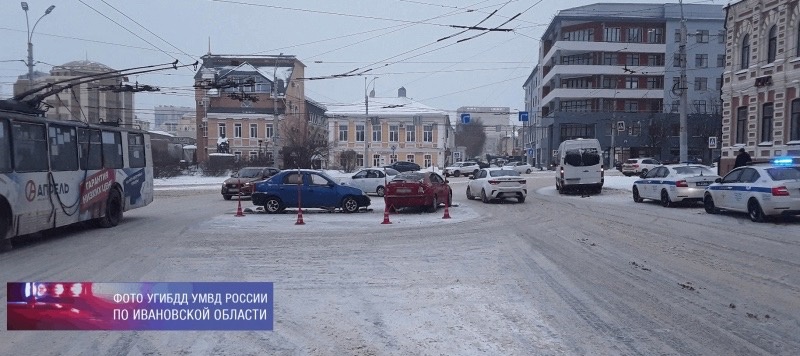 Три автомобиля столкнулись на перекрестке в Иванове
