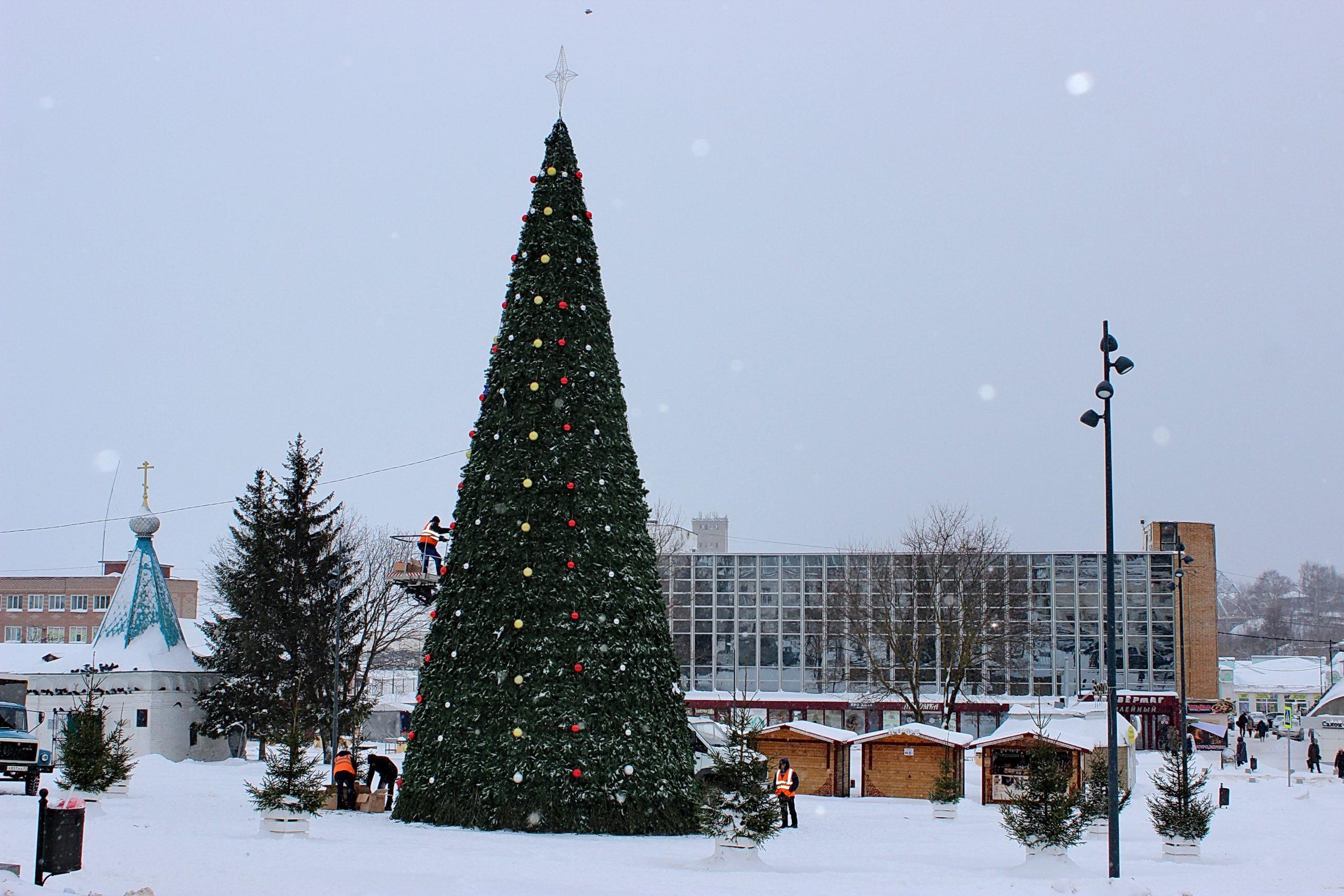 В Кинешме завершают установку елки | 15.12.2023 | Новости Иваново -  БезФормата