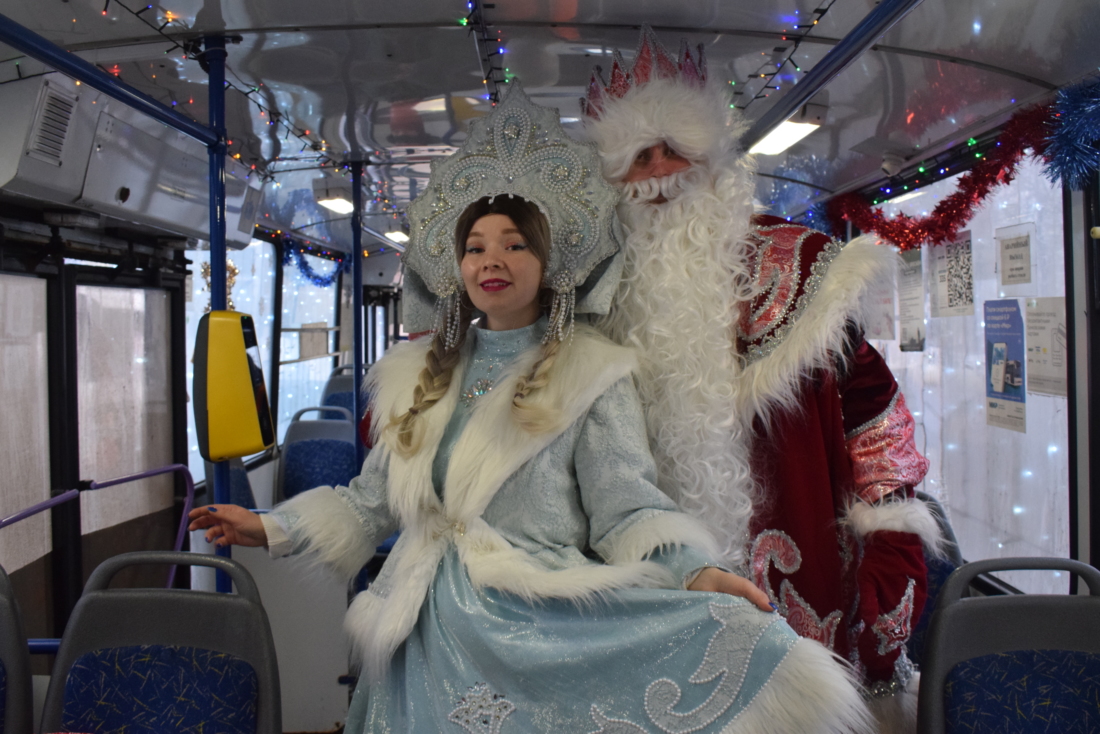 Дед Мороз и Снегурочка поздравляют пассажиров ивановского троллейбуса