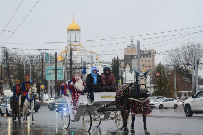Жители Иванова встретили Деда Мороза и Снегурочку