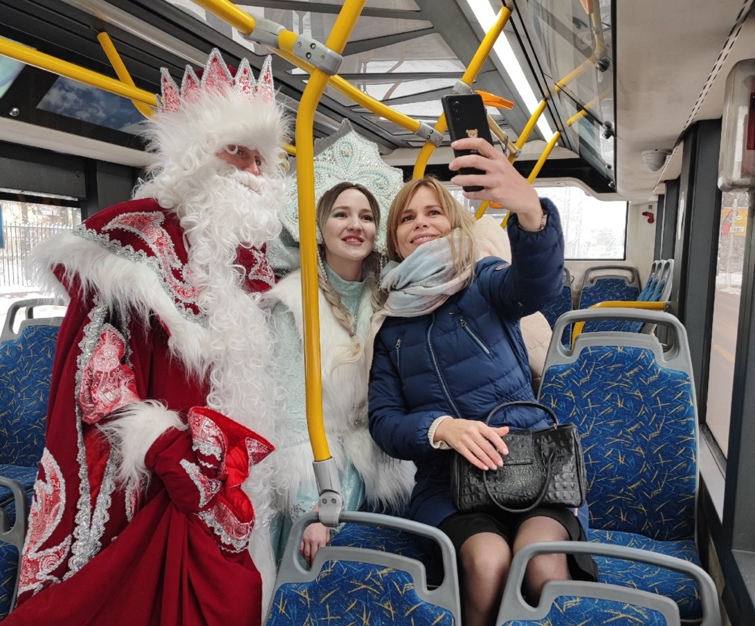 Пассажиров ивановских троллейбусов с Новым годом поздравили Дед Мороз и Снегурочка