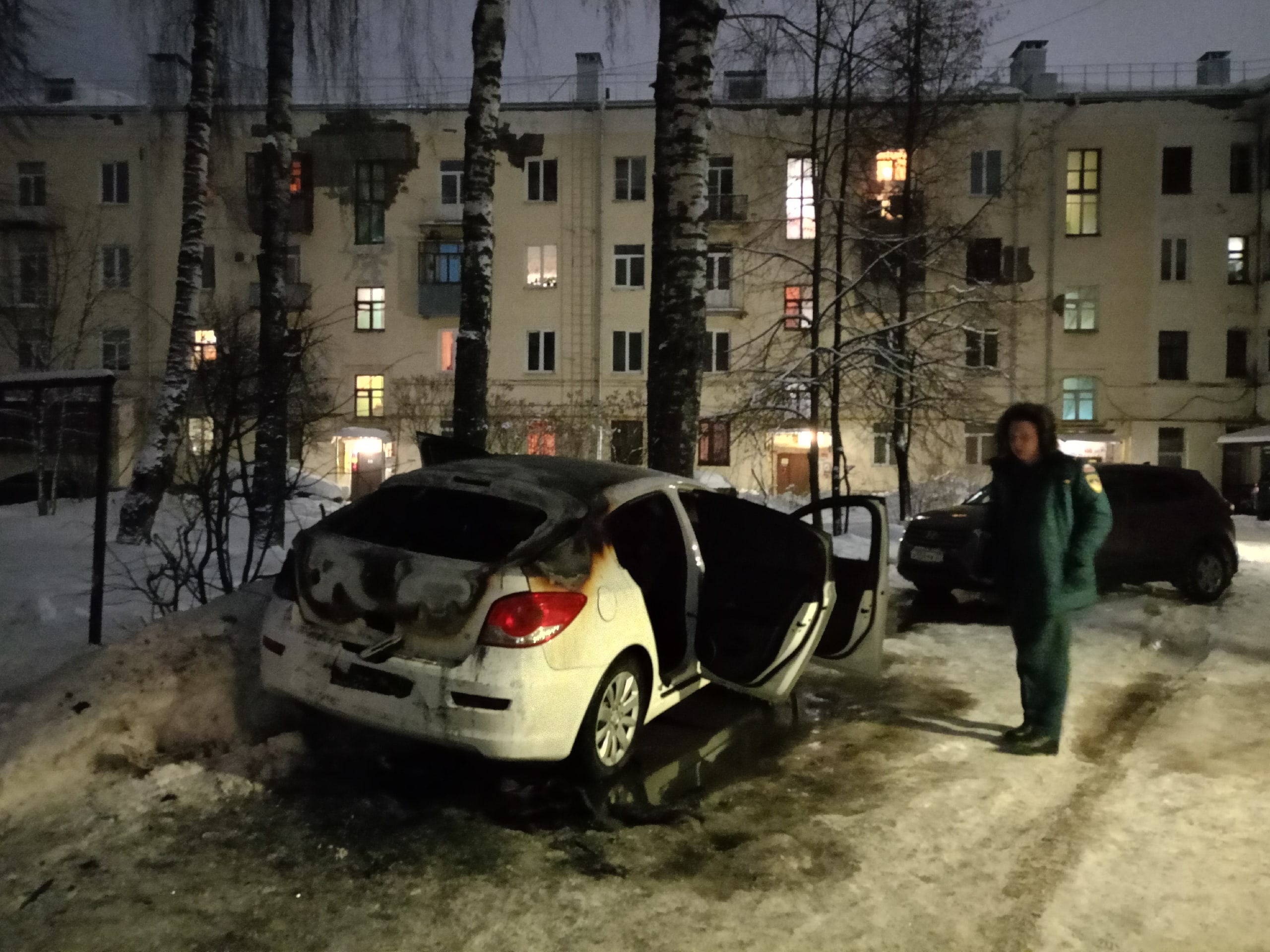 Пьяный дебошир на машине протаранил и поджог автомобиль родственницы в Иванове