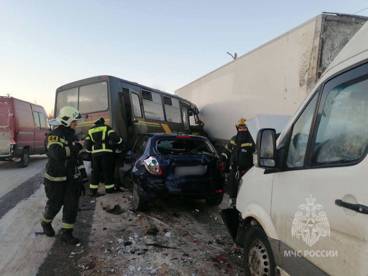 Два автобуса с пассажирами и три машины столкнулись на трассе “Иваново-Ярославль”